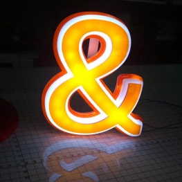 Litere volumetrice luminoase cu LED